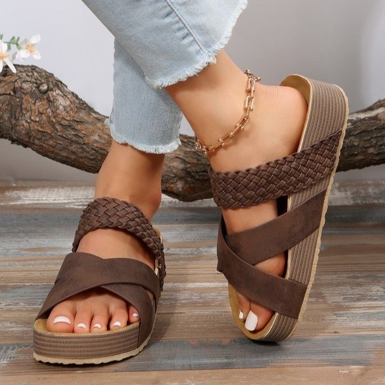 Cross-border large-sized casual flip-flops for women 2023 European and American new flat thick-soled one-line cross-woven beach sandals for women full figure