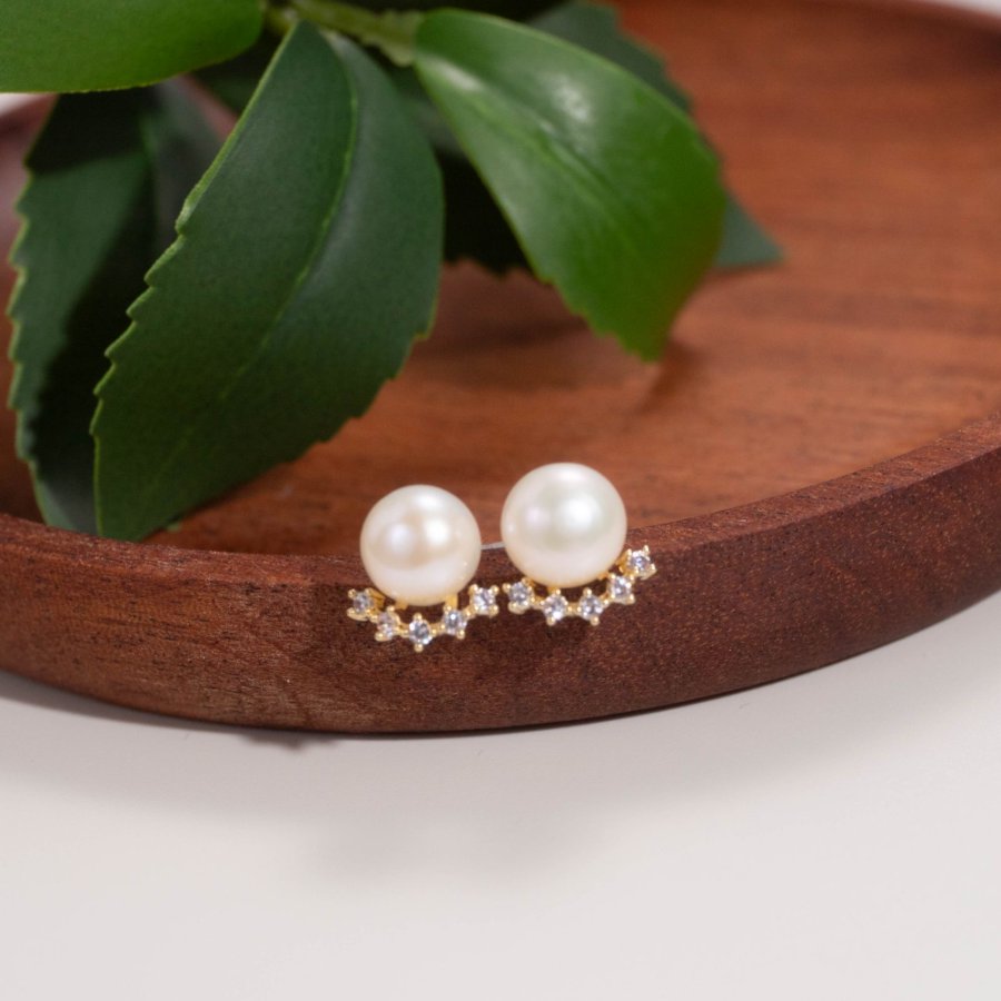 The new minimalist freshwater pearl copper plated with real gold, S925 silver needle, exudes an elegant and fresh charm, is versatile and exquisite. It is a high-end and sophisticated earpiece full figure