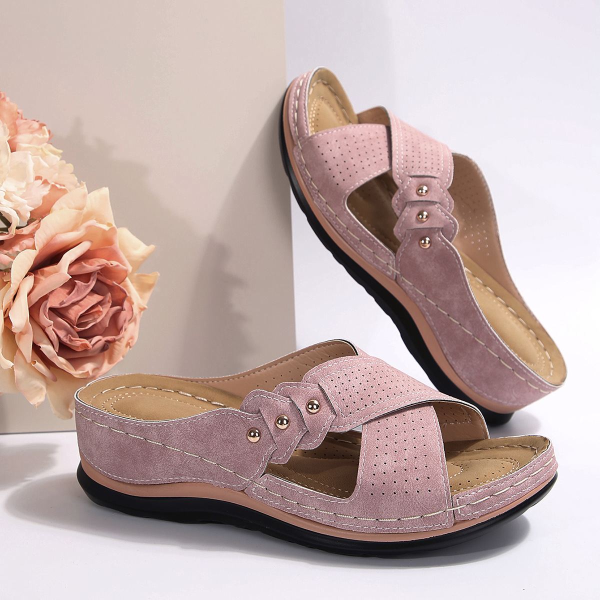 Wedge heel women's slippers in stock, size 43 hollowed-out cross-border export women's shoes, 2024 independent station in Europe and America, thick-soled slippers wholesale Application Scenario