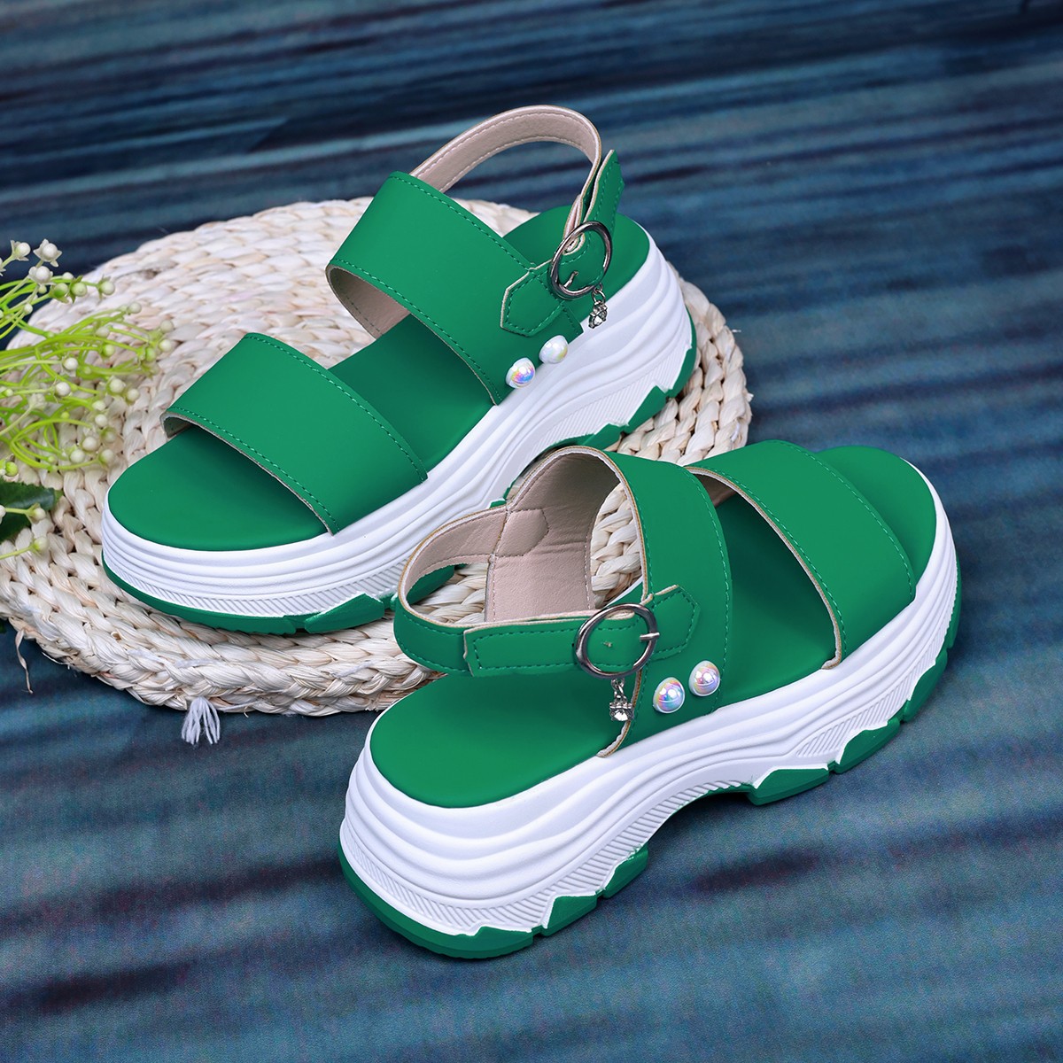 Cross-border 2024 new summer export large-sized fashionable European and American muffin-soled one-shoulder strap thick-soled sports sandals for women details Picture