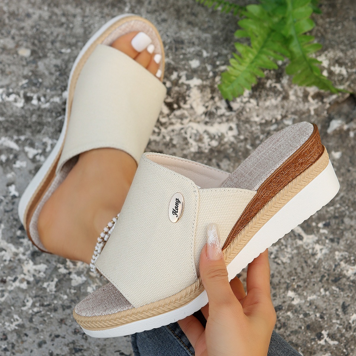 New Spring/Summer 2024 style wedge heel slippers for women, thick-soled mid-heel beach fish-mouth one-shoulder flip-flops for women, exported from Europe and America Specification drawing