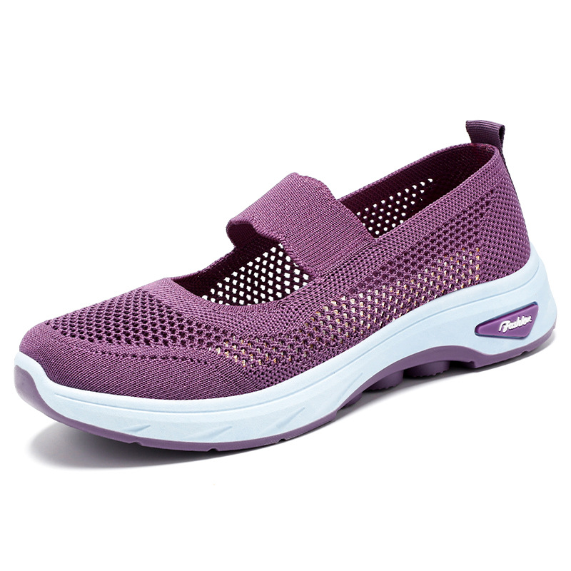 New breathable casual shoes for women, soft soled hollowed-out mom shoes. A pair of old Beijing cloth shoes for women Item Picture