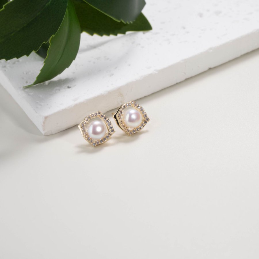 The new ultra-ethereal, dreamy and simple freshwater pearl copper plated with real gold S925 silver needle earrings exude an elegant, fresh and exquisite charm, with a high-end and refined demeanor details Picture