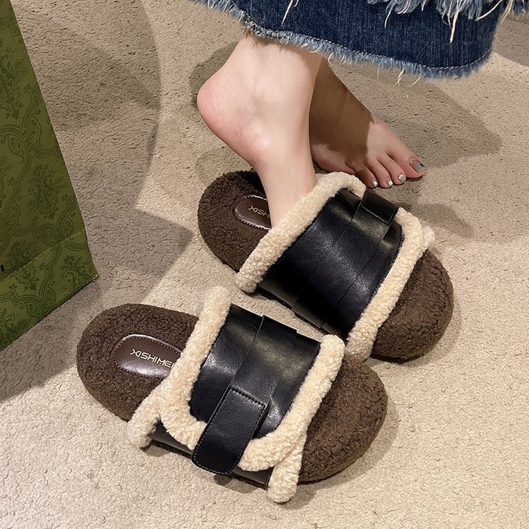For the autumn and winter of 2025, there are some niche lambskin shoes with a high-end feel. They are thick-soled and worn outside, featuring retro belt-buckle cotton slippers for women details Picture