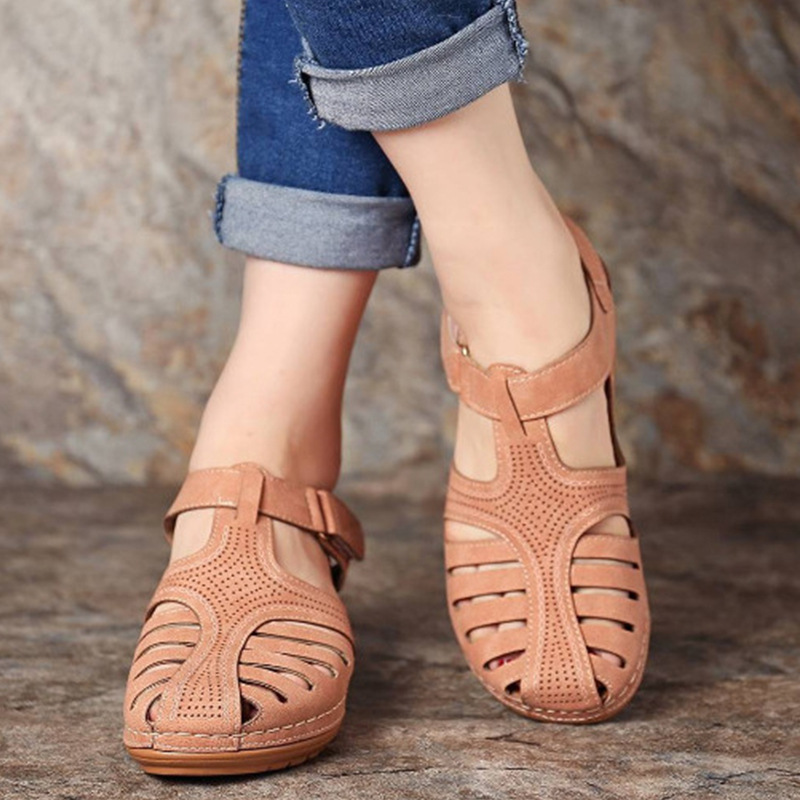 New in-stock cross-border export large-sized retro women's sandals, sewing clogs, round-toe wedge heels, European and American sandals for women 43 Application Scenario