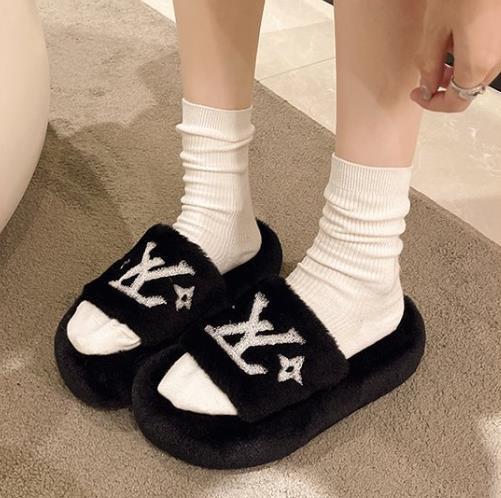 The popular thick-soled woolen slippers for women's outerwear in the autumn and winter of 2025 are fashionable and comfortable. The letter cotton slippers are a trend of women's shoes full figure