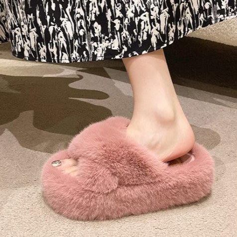 In the autumn and winter of 2025, the trendy ins thick-soled height-increasing casual indoor simple and fashionable outdoor versatile furry slippers Application Scenario
