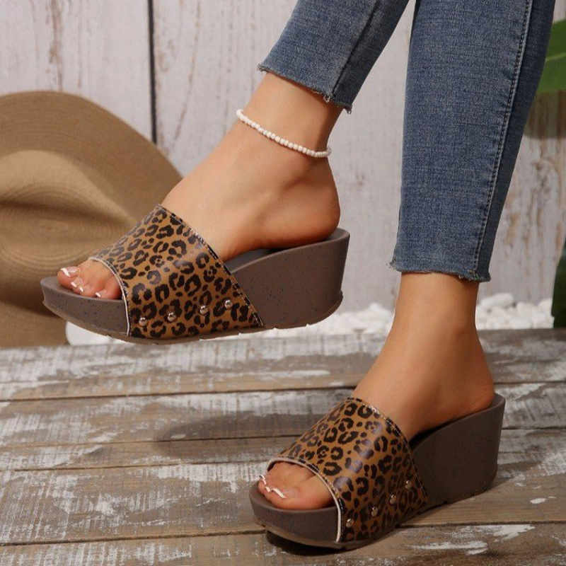 New large-sized thick-soled waterproof platform rivet sandals for women's outerwear with a one-piece strap for cross-border trade Specification drawing