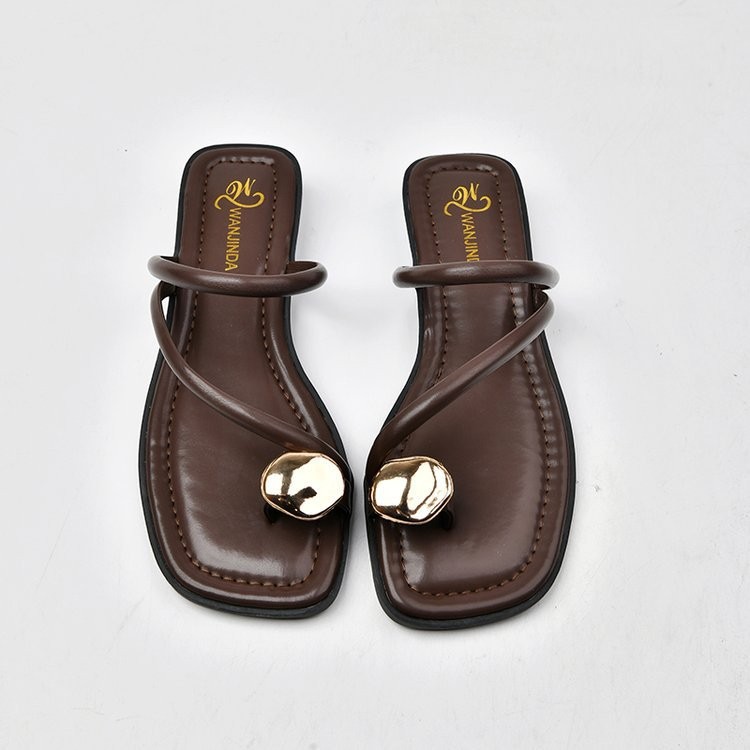 The new summer 2024 casual chunky-heeled Roman sandals for women with flip-flops are a popular low-heeled beach style Application Scenario