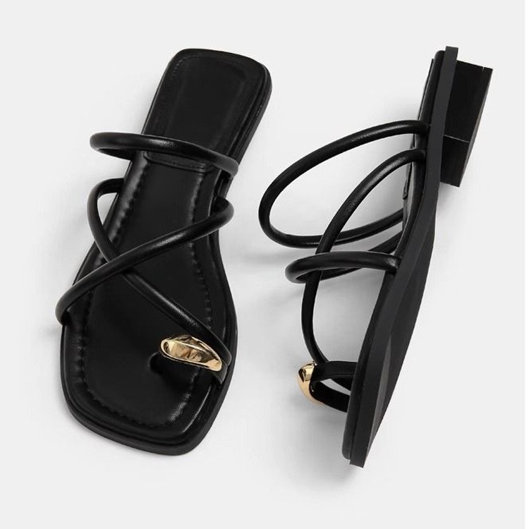 Wholesale of new summer fashion and versatile thick-soled cross-belt low-heeled beach flip-flops for women to wear abroad full figure