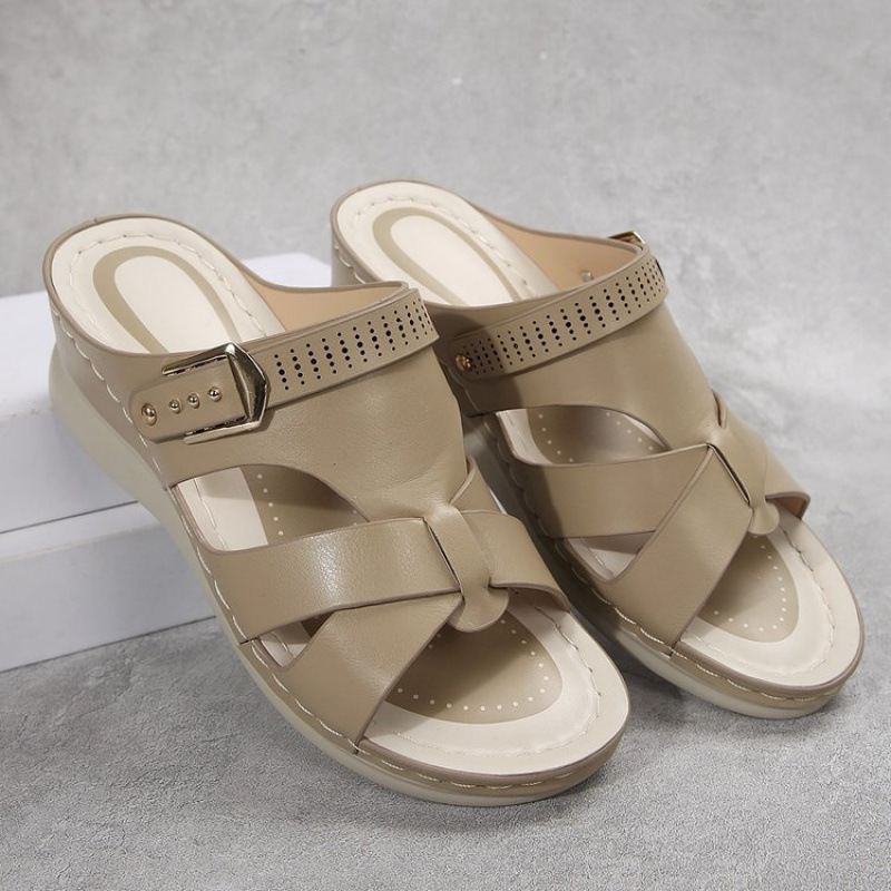 2025 New style European and American sandals for women with metal clasps and stitching, cross-border, thick-soled, large size, comfortable Application Scenario