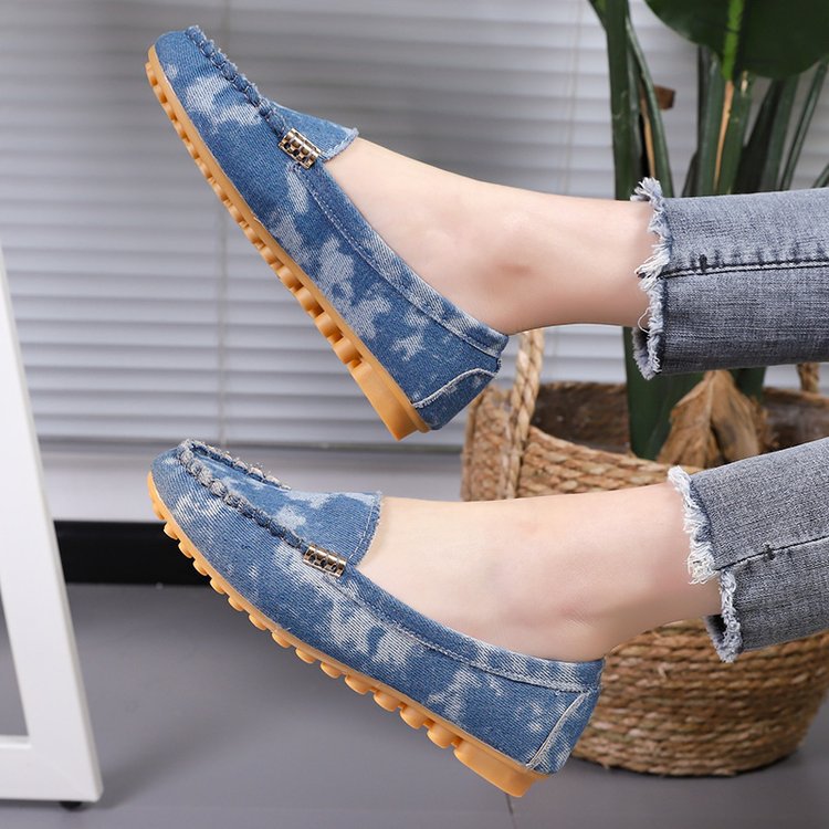 The 2025 new style of oversized women's shoes for cross-border trade from Europe and America, made of denim and bean shoes with a shallow opening, are suitable for women to wear on one foot details Picture