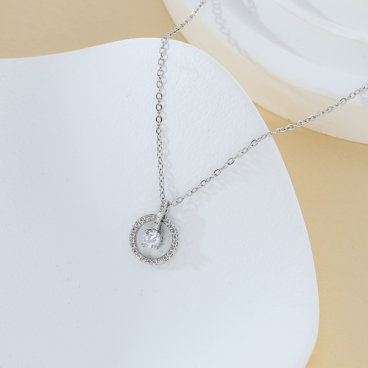 Xuhui brand premium copper-plated real gold and zircon inlaid high-quality, fashionable and versatile round necklace pendant Specification drawing