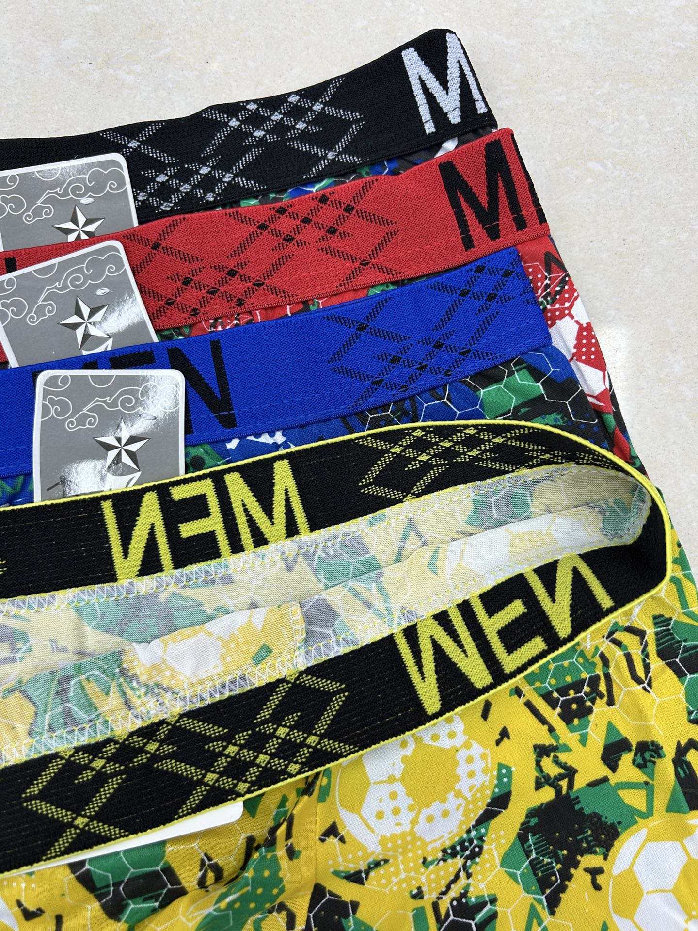 Super low-price men's boxer briefs, flat briefs, comfortable boxer shorts for export. A wide variety of styles available. Custom-made men's briefs are also available Item Picture