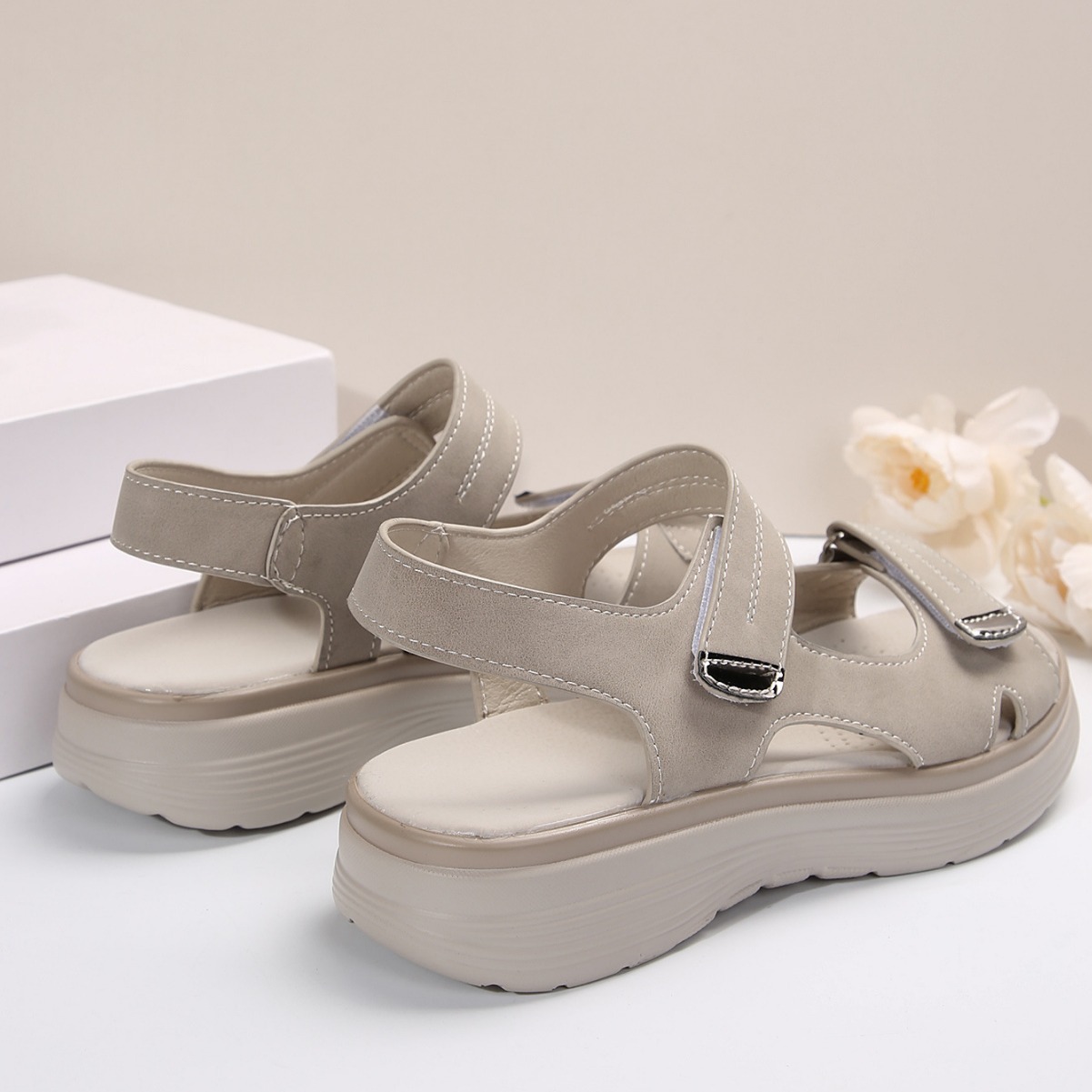 2024 New cross-border Amazon leather thick-soled women's sporty slope and lightweight Velcro large-sized Roman sandals Application Scenario