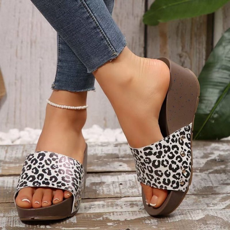 New large-sized thick-soled waterproof platform rivet sandals for women's outerwear with a one-piece strap for cross-border trade details Picture