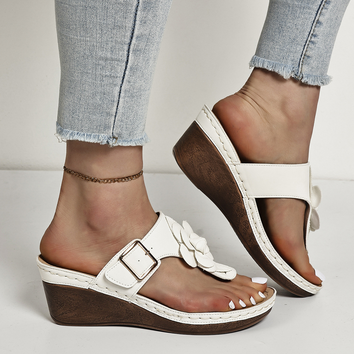 Cross-border large-sized flower-patterned wedge slippers for women, 2024 new style, belt buckle, casual solid color, retro herringbone slippers for women Application Scenario