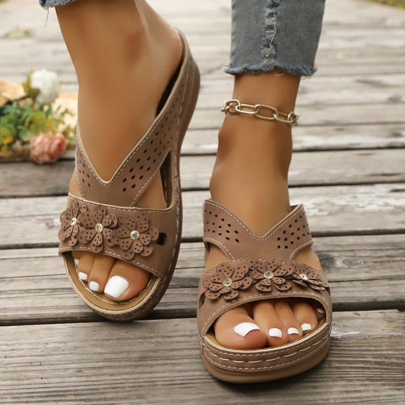 2025 New style of European and American large-sized retro flower-patterned flip-flops, casual beach fish-mouth one-shoulder flip-flops full figure