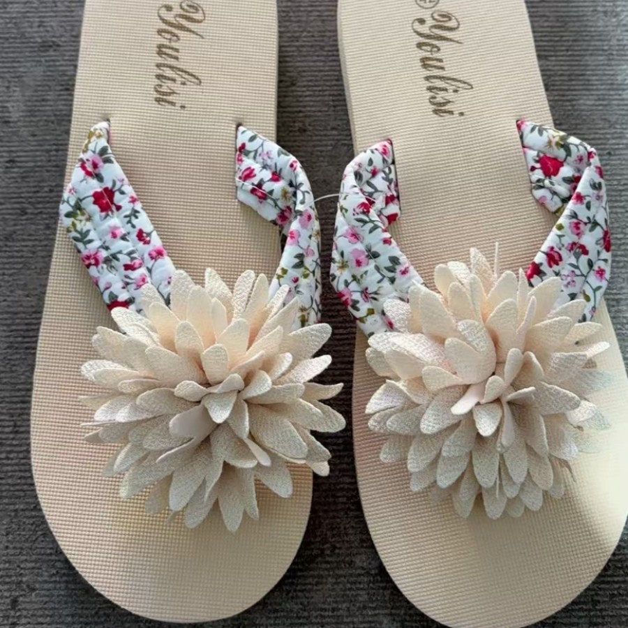 Flip-flops for women, overweight and plus-size flower-shaped flat women's cool slippers, new summer couple cool slippers Application Scenario