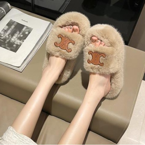For women's outerwear in the autumn and winter of 2025, there are thick-soled white casual woolen flip-flops with a small chanty style full figure