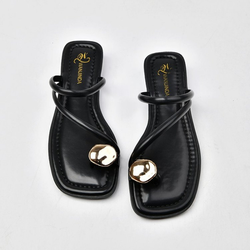 The new summer 2024 casual chunky-heeled Roman sandals for women with flip-flops are a popular low-heeled beach style Specification drawing