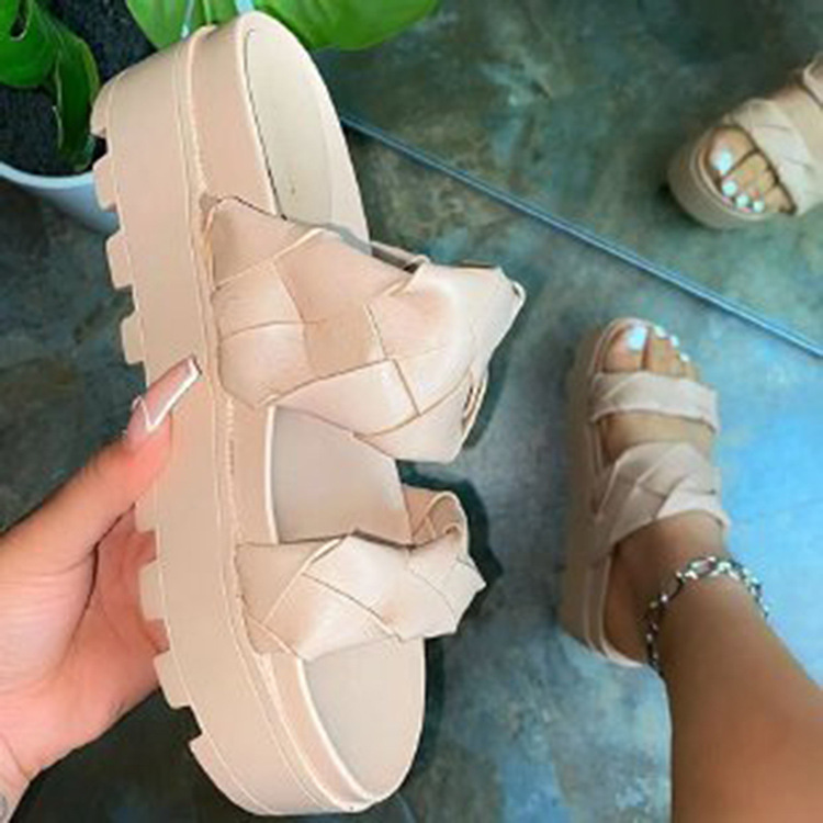 The 2021 new wish large-sized women's shoes for foreign trade have a thick sole with a cake upper and a height-increasing one-step flip-flop for women Application Scenario