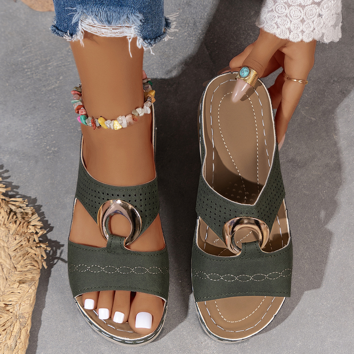 The new summer export style of 2024, large-sized sandals, independent station, fashionable metal buckle decorated, casual flip-flops and Roman shoes Application Scenario