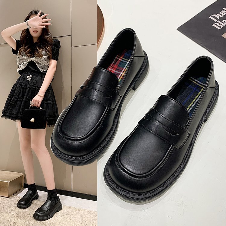 In the summer of 2025, a round-toed loafer with a thick sole and British-style small leather shoes is a casual and versatile single shoe for women to wear outside full figure
