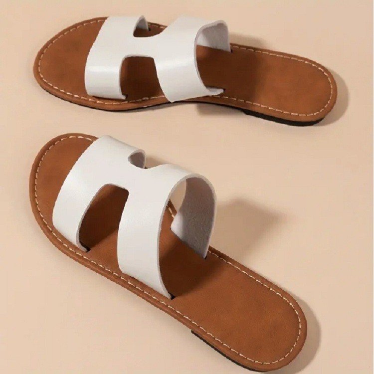 Spring 2025 fashionable and niche outdoor beach shoes, simple and versatile flip-flops, trendy and casual flat slippers Application Scenario