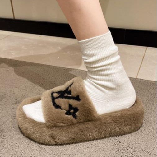 The popular thick-soled woolen slippers for women's outerwear in the autumn and winter of 2025 are fashionable and comfortable. The letter cotton slippers are a trend of women's shoes details Picture