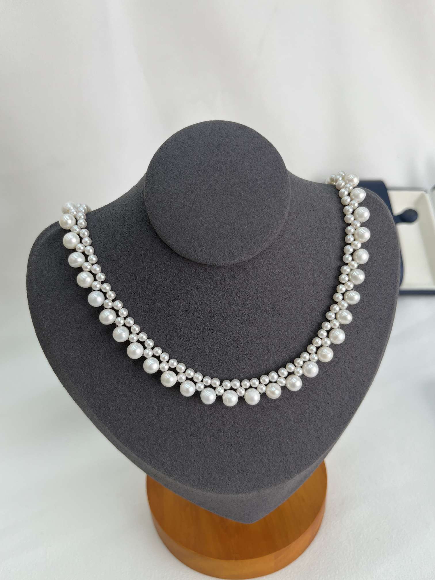 Natural pearl necklace in princess style, hand-woven, three-layer layering, versatile, fashionable, high-gloss round beads Specification image