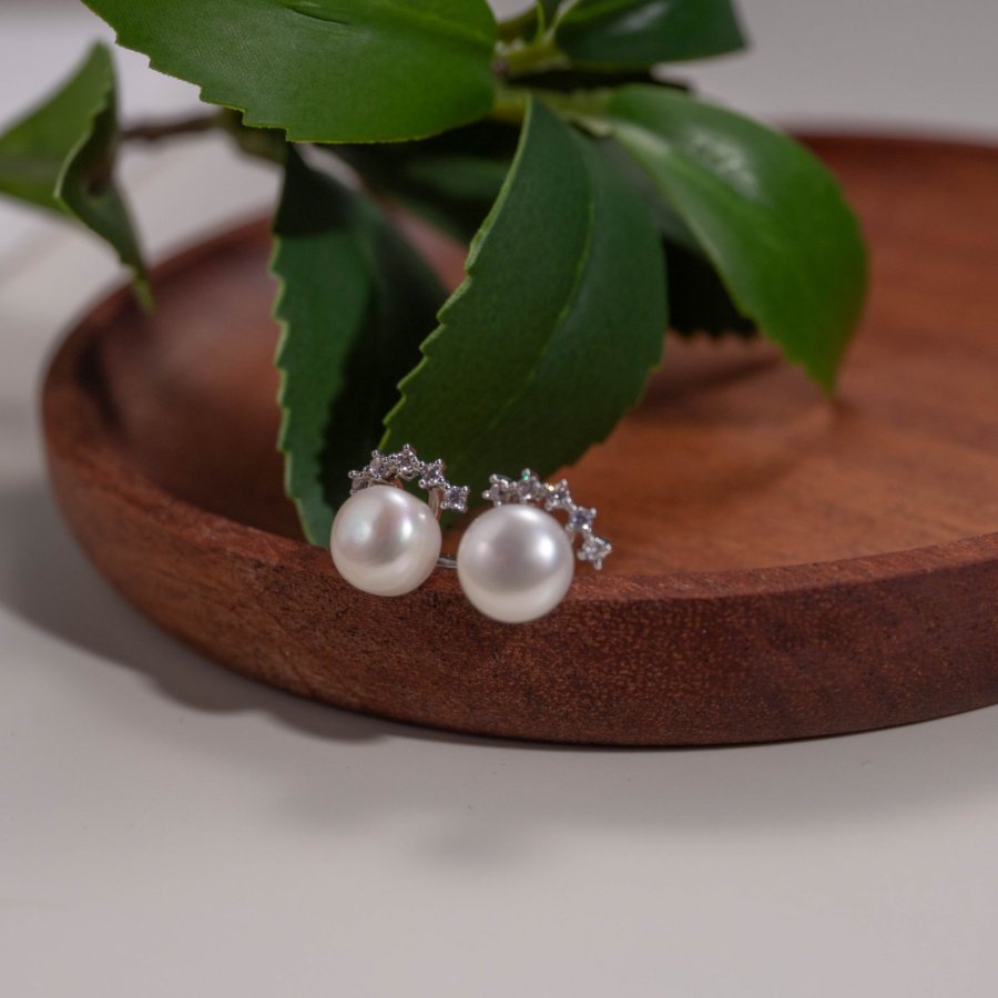 The new minimalist freshwater pearl copper plated with real gold, S925 silver needle, exudes an elegant and fresh charm, is versatile and exquisite. It is a high-end and sophisticated earpiece Application Scenario