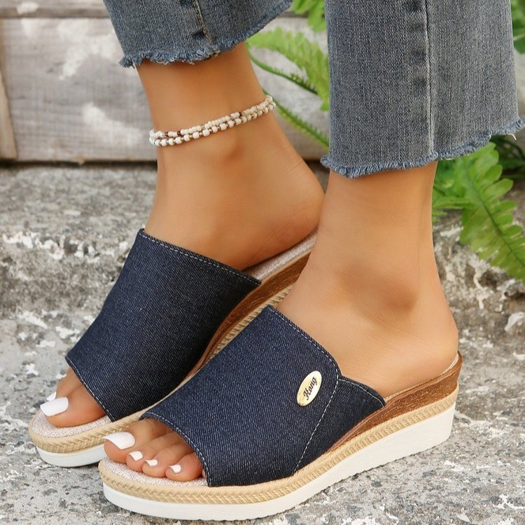 New Spring/Summer 2024 style wedge heel slippers for women, thick-soled mid-heel beach fish-mouth one-shoulder flip-flops for women, exported from Europe and America full figure