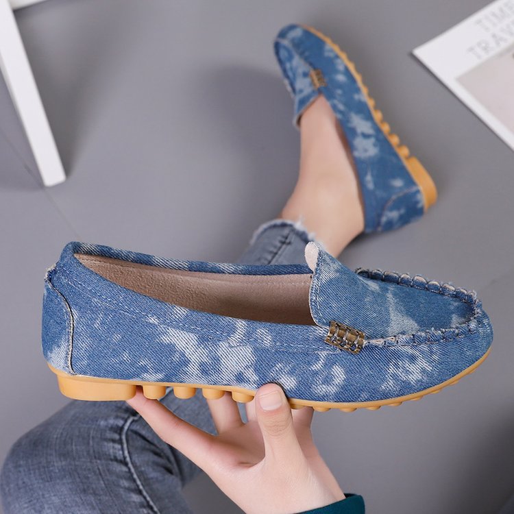 The 2025 new style of oversized women's shoes for cross-border trade from Europe and America, made of denim and bean shoes with a shallow opening, are suitable for women to wear on one foot Application Scenario