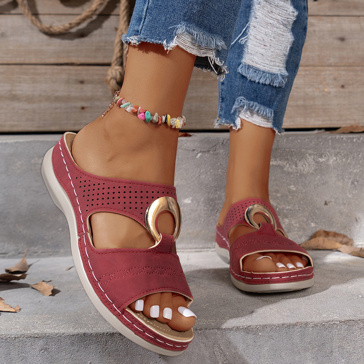 The new summer export style of 2024, large-sized sandals, independent station, fashionable metal buckle decorated, casual flip-flops and Roman shoes details Picture