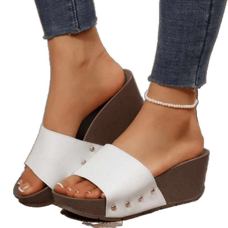New large-sized thick-soled waterproof platform rivet sandals for women's outerwear with a one-piece strap for cross-border trade Item Picture