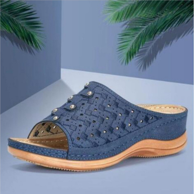 Aliexpress large-sized European and American women's flip-flops, one-piece retro casual outdoor wedge heel thick-soled beach sandals for women details Picture