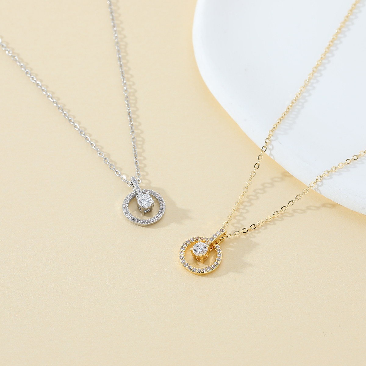 Xuhui brand premium copper-plated real gold and zircon inlaid high-quality, fashionable and versatile round necklace pendant Application Scenario