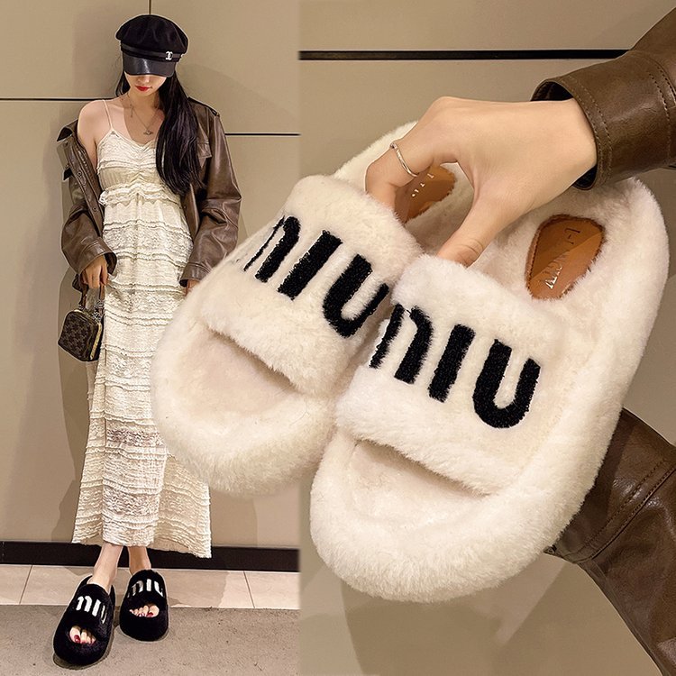 Keep it for yourself. It's thick and substantial! 5cm thick-soled cotton slippers for women to wear outside, making them look taller and slimmer. Winter warmth, one-line woolen slippers full figure