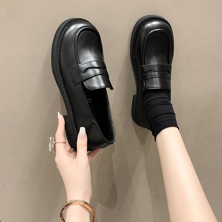 In the summer of 2025, a round-toed loafer with a thick sole and British-style small leather shoes is a casual and versatile single shoe for women to wear outside details Picture