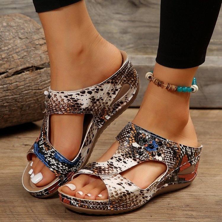 Wholesale of Amazon's new Spring/Summer 2023 European and American comfortable and casual wedge heel beach outerwear sandals Application Scenario