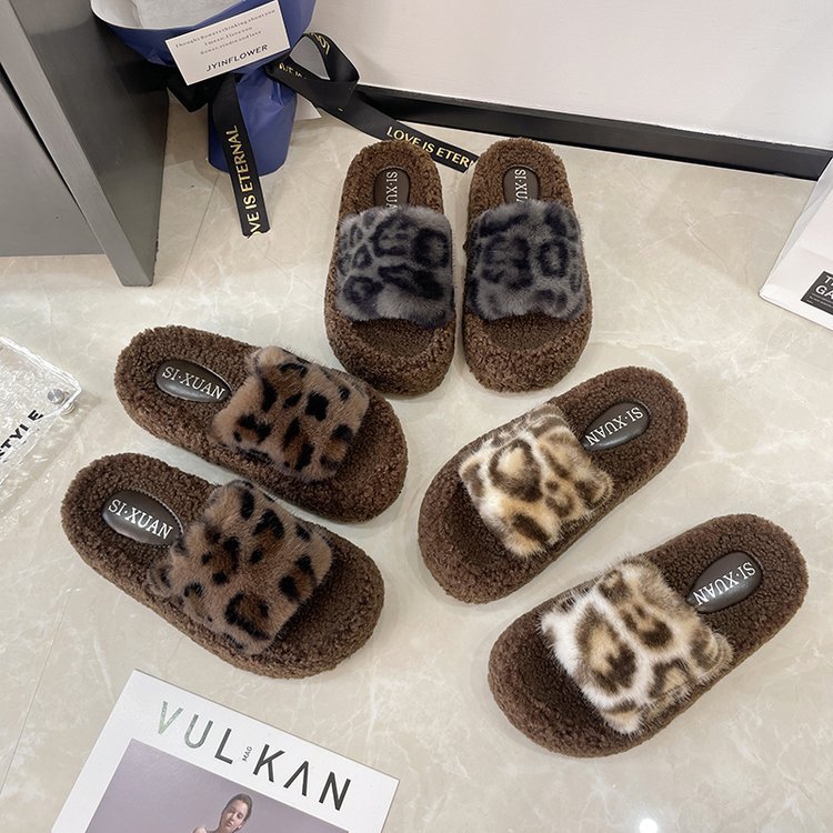 The 2025 autumn/winter new style of woolen slippers, Korean one-line cotton slippers, thick-soled women's woolen slippers with added fleece for warmth Application Scenario