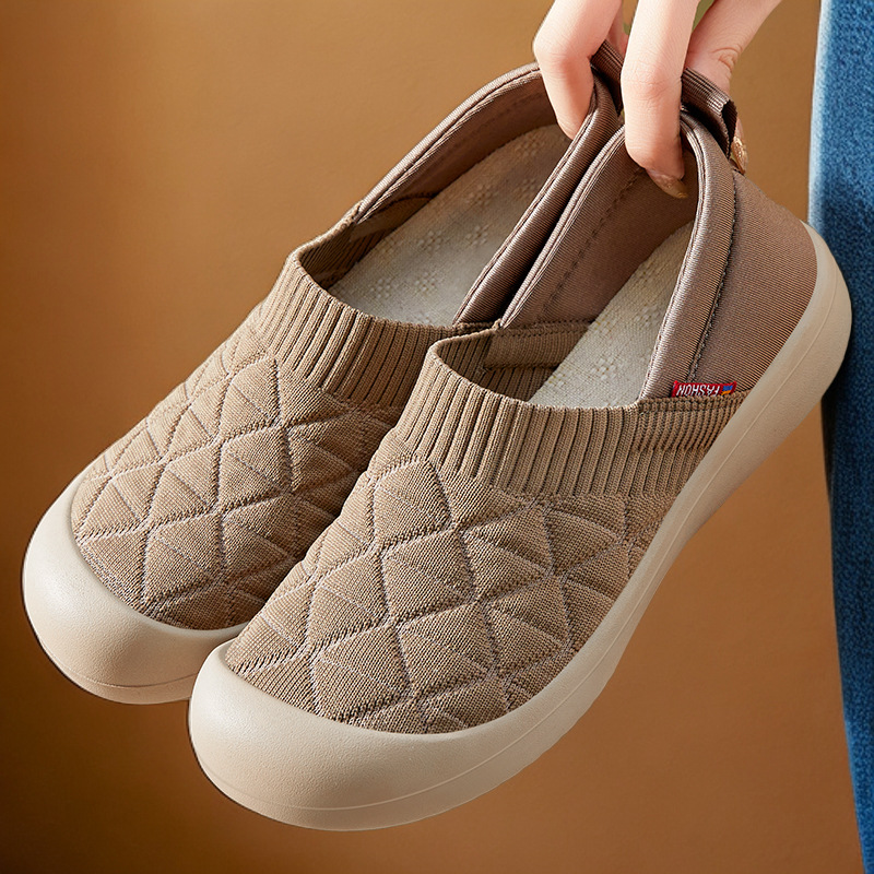 This is a new autumn collection of shoes for women. The old Beijing cloth shoes are light, flat, soft-soled, comfortable and versatile. They are perfect for mom shoes full figure
