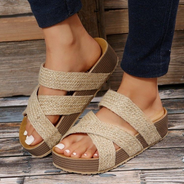 Cross-border large-sized casual flip-flops for women 2023 European and American new flat thick-soled one-line cross-woven beach sandals for women Application Scenario