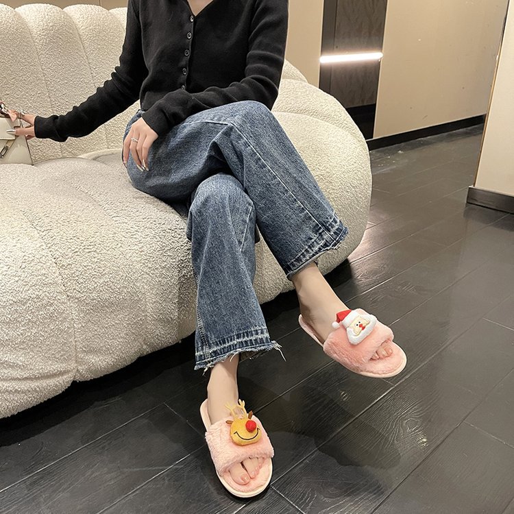 The new Korean-style plush slippers for the autumn and winter of 2025 are cute and casual, with a flat bottom. They are a unique and girlish style Application Scenario