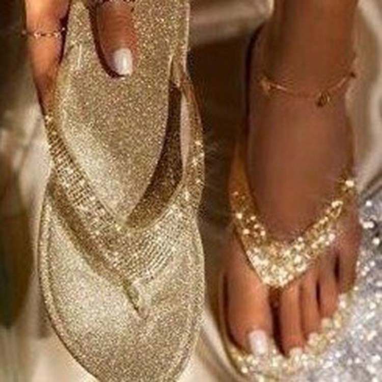 Sandals for women's large size flat slippers Application Scenario
