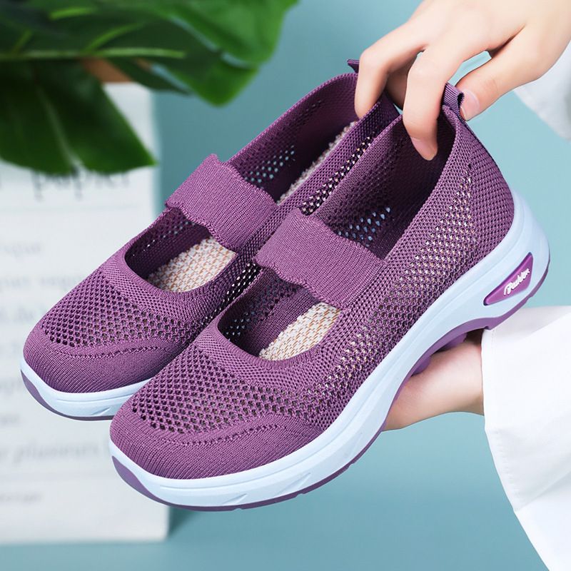 New breathable casual shoes for women, soft soled hollowed-out mom shoes. A pair of old Beijing cloth shoes for women full figure