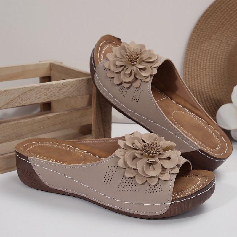 New large-sized 2025 summer women's sandals, open-toe sandals for women, Korean-style flip-toe flower stitching casual beach slippers Application Scenario