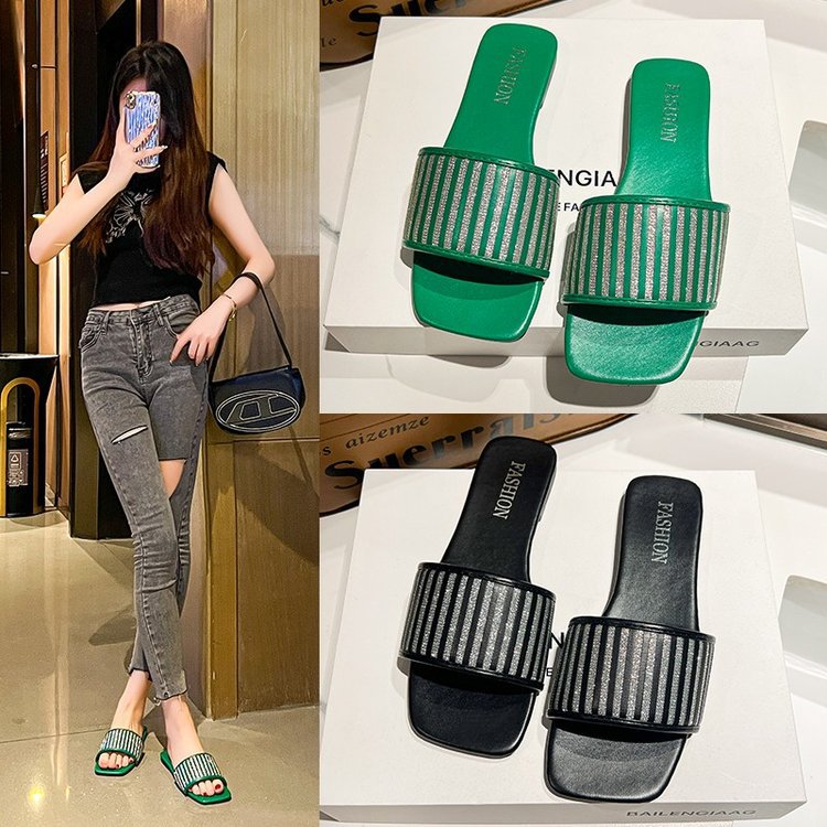 New Spring/Summer 2025 fashionable women's flip-flops with flat bottoms, trendy striped ins simple slippers for women full figure