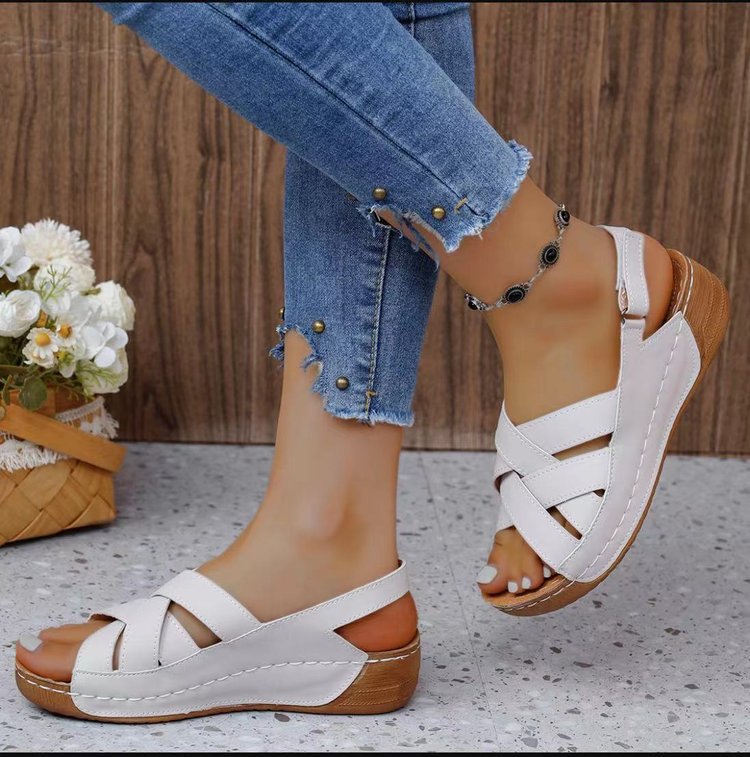 Cross-border bestsellers: Wedge heel height-increasing fashion outdoor Roman comfortable Velcro slippers and sandals for women Application Scenario